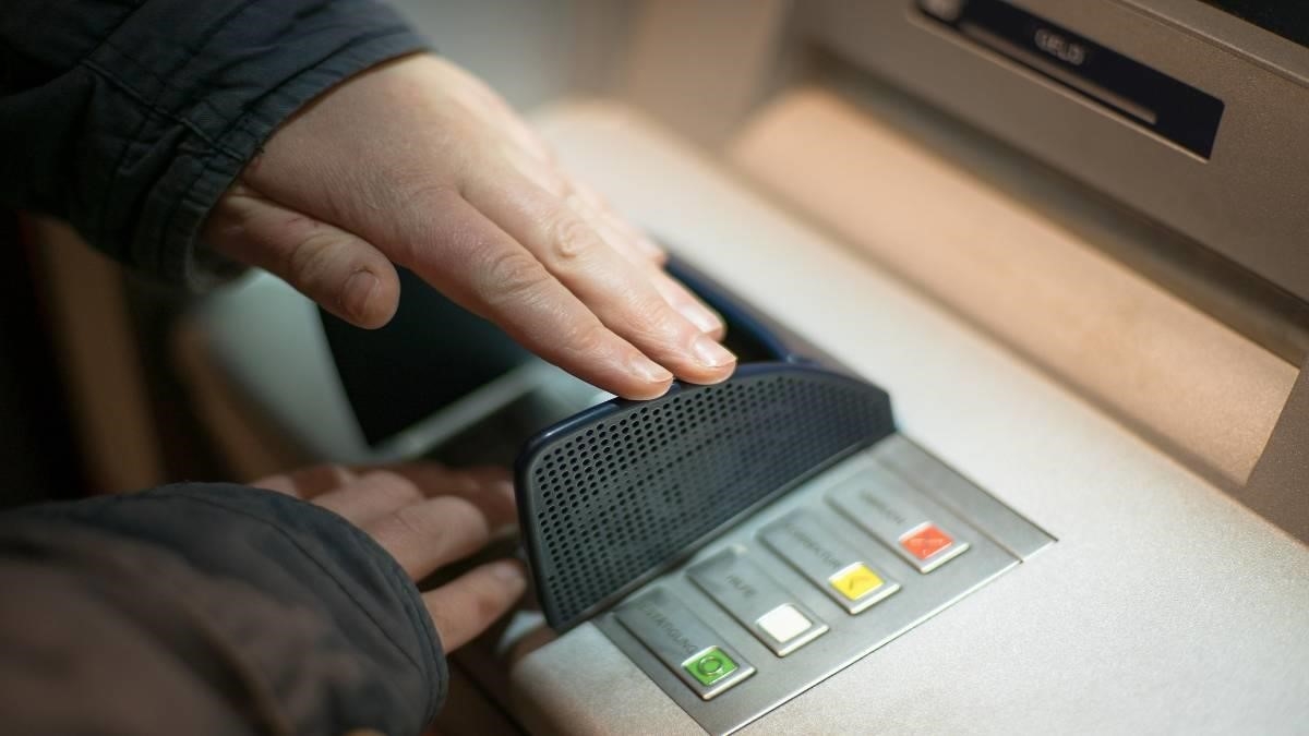 Cách rút tiền từ máy ATM một cách đúng quy định, đảm bảo an toàn mà không gặp sự cố thẻ bị nuốt.