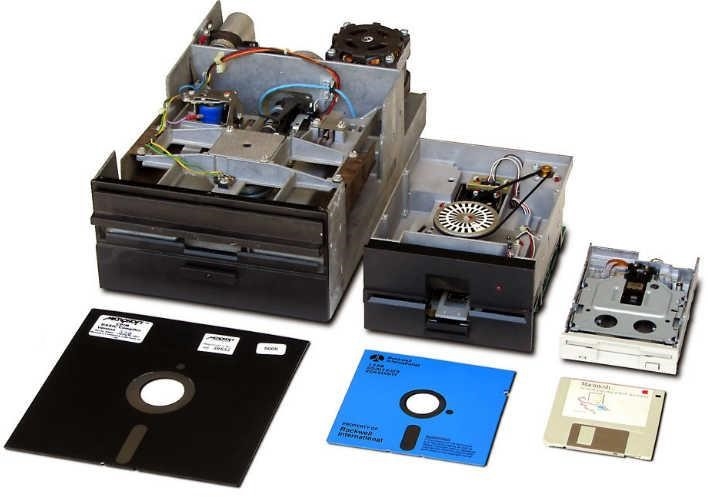 Các size ổ đĩa mềm bao gồm 5.25 inch và 3.5 inch, được sử dụng rộng rãi trong quá khứ để lưu trữ và truyền tải dữ liệu trên các máy tính và thiết bị điện tử.