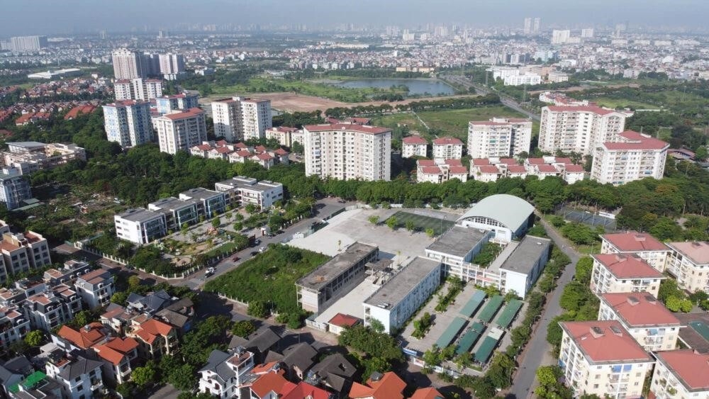 Khu đô thị Việt Hưng nằm ở quận Long Biên, Hà Nội, được xây dựng với quy mô lớn, gồm nhiều khu chung cư cao tầng và các tiện ích đa dạng như trường học, bệnh viện, công viên.