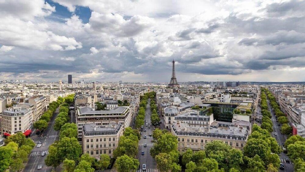 Paris được công nhận là một thành phố thông minh nhờ vào những nỗ lực trong quốc tế và trong lĩnh vực di chuyển và vận chuyển.