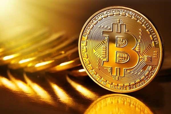 Đồng tiền điện tử Bitcoin là một loại tiền kỹ thuật số phổ biến trên toàn thế giới, được sử dụng trong các giao dịch và thanh toán trực tuyến. Nó được tạo ra bởi một người hoặc một nhóm người ẩn danh có tên là Satoshi Nakamoto vào năm 2009. Bitcoin có tính bảo mật cao và không phụ thuộc vào bất kỳ tổ chức tài chính hay chính phủ nào.