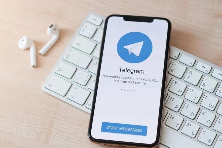 Telegram là một ứng dụng nhắn tin và gọi điện miễn phí, được phát triển bởi một nhóm lập trình viên Nga, có khả năng gửi tin nhắn, hình ảnh, video và tài liệu một cách nhanh chóng và bảo mật.