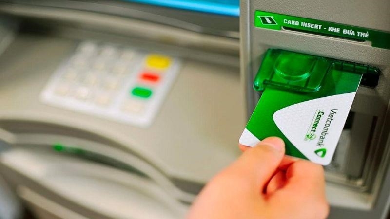Bước đầu tiên: Đặt thẻ vào khe quét của máy ATM.