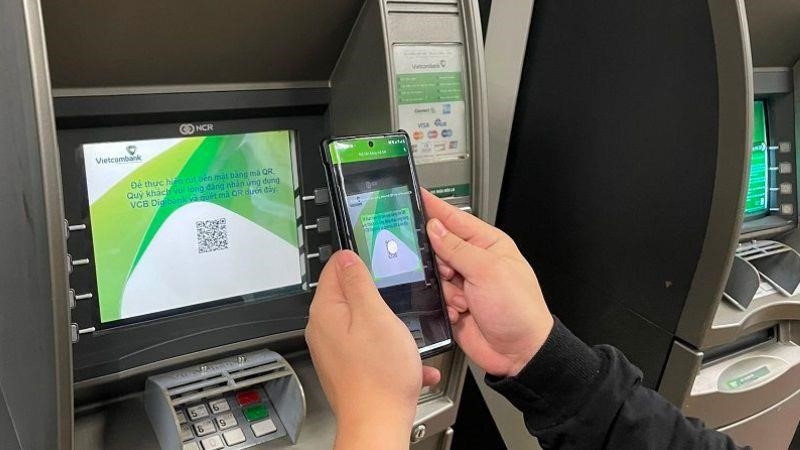 Cách rút tiền từ máy ATM không yêu cầu sử dụng thẻ mà thay vào đó là sử dụng mã QR.