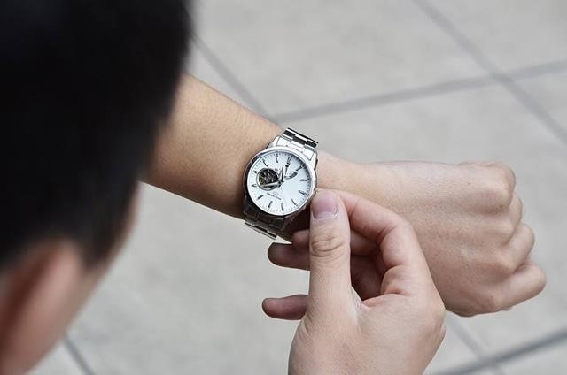 3 / Điều chỉnh đồng hồ của bạn theo múi giờ của Hàn Quốc