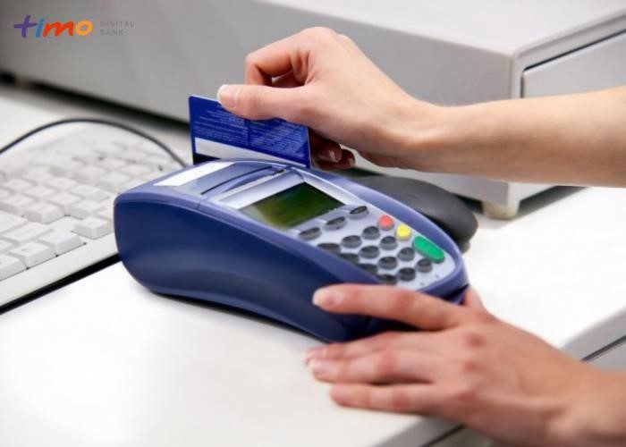 Hạn chế việc sử dụng thẻ tín dụng để tránh các khoản lãi suất phụ thuộc (Nguồn: Internet)