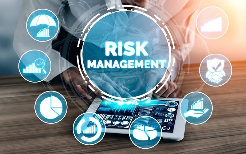 Risk management là quá trình xác định, đánh giá và quản lý các rủi ro có thể ảnh hưởng đến mục tiêu và thành tựu của một tổ chức hoặc dự án, nhằm giảm thiểu tác động tiêu cực và tăng cường cơ hội thành công.