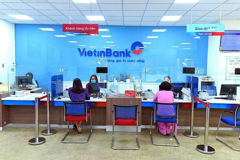 Đến trực tiếp ngân hàng Vietinbank để nhân viên giao dịch mở thẻ Visa.