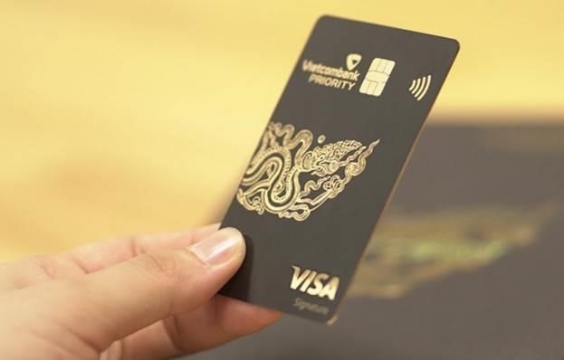 Thẻ màu đen Vietcombank Visa Signature (Nguồn: Mạng)